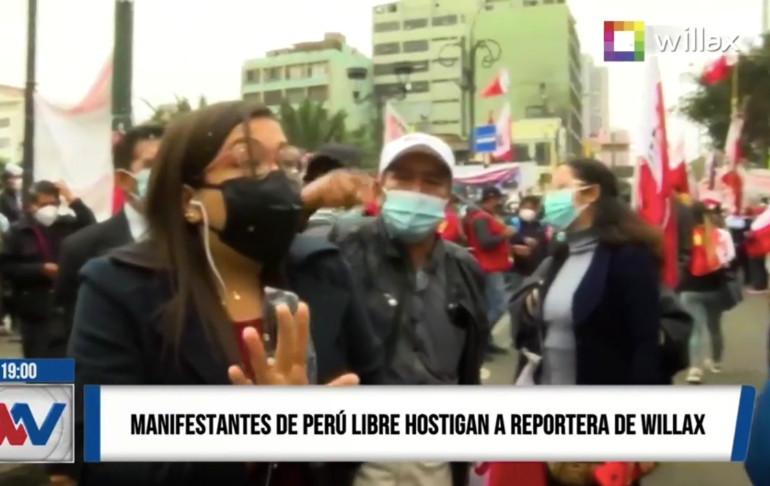 Simpatizantes de Perú Libre agreden verbalmente a reportera de Willax