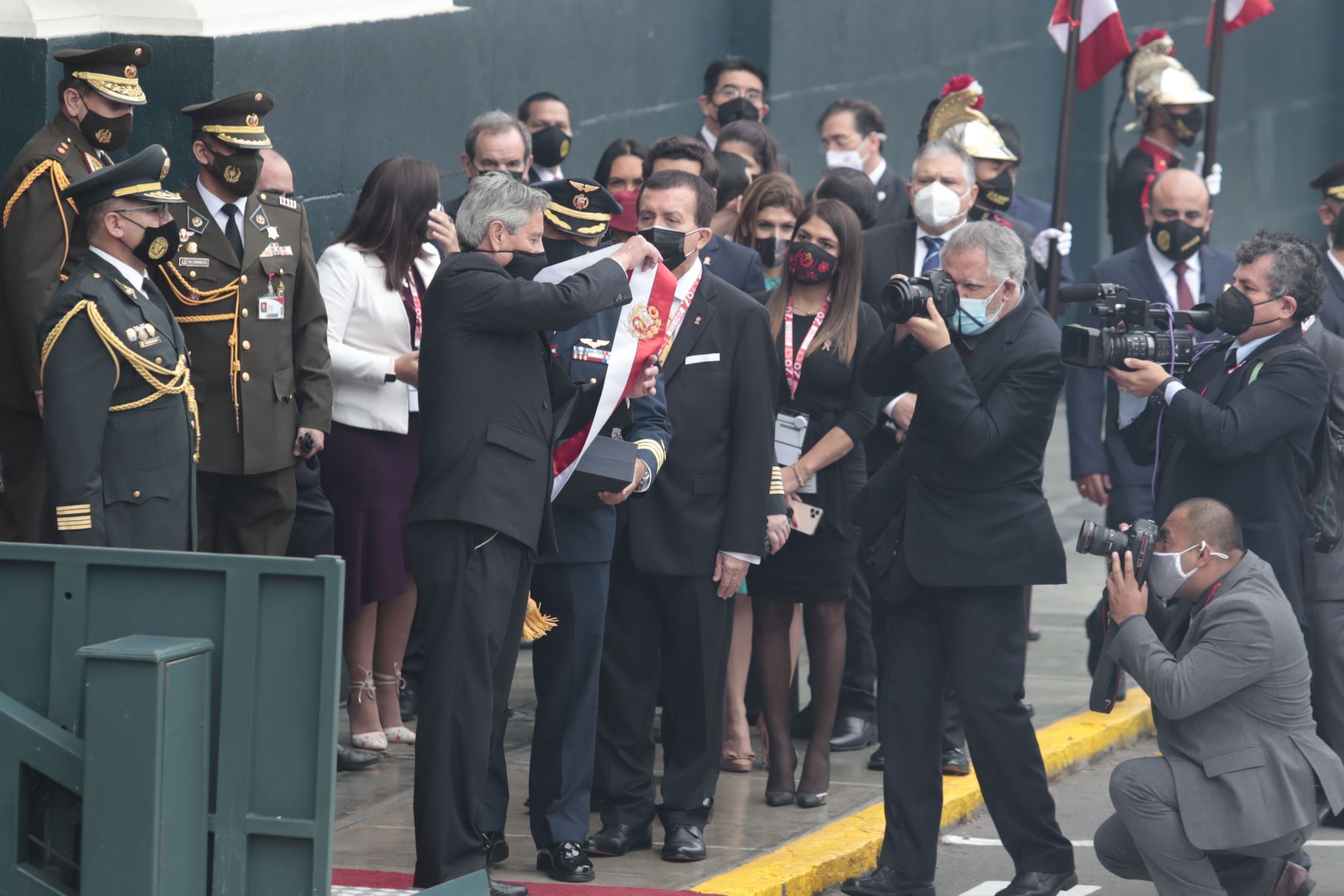 Portada: Oficialía Mayor aclara que Francisco Sagasti optó por entregar la banda presidencial al edecán en la puerta del Congreso