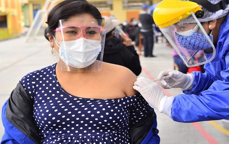 Portada: Tacna inició vacunación COVID-19 a mayores de 30 años