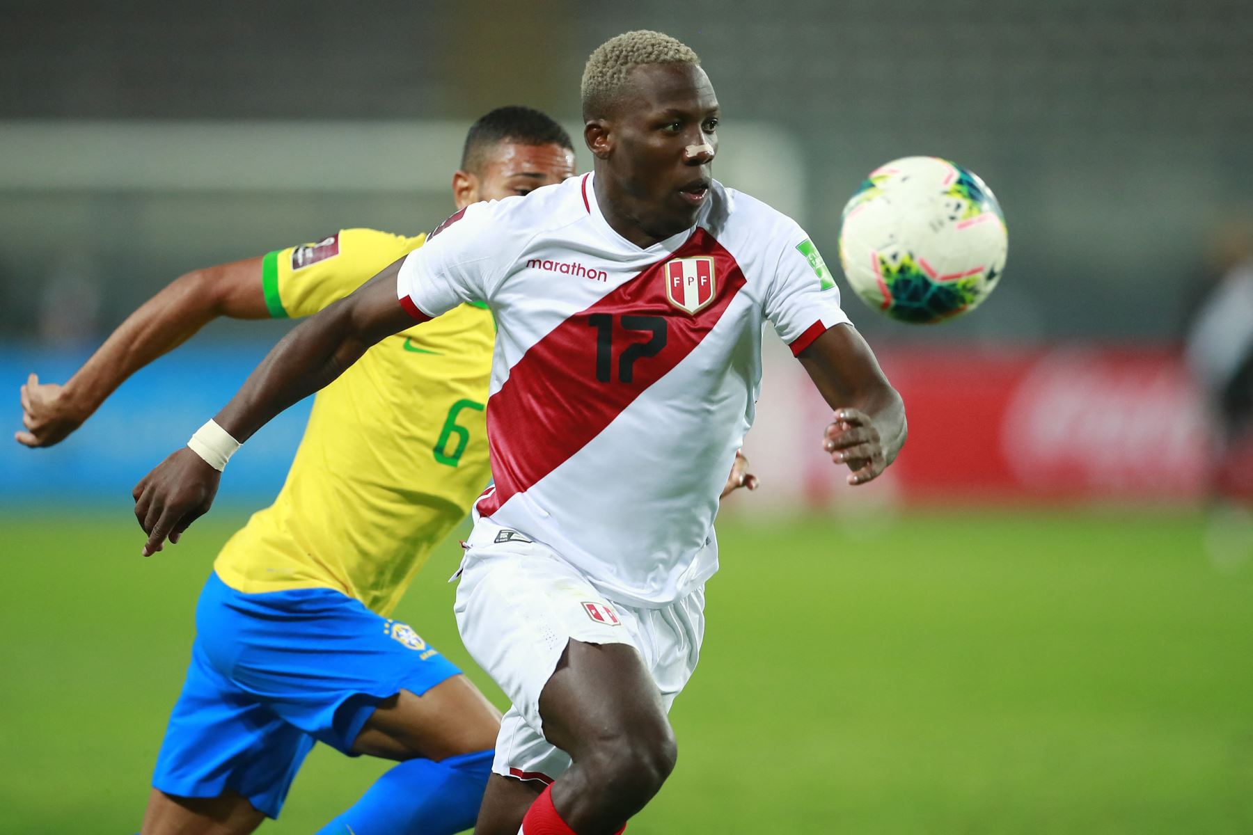 Luis Advíncula viajó a Argentina para cerrar su traspaso a Boca Juniors