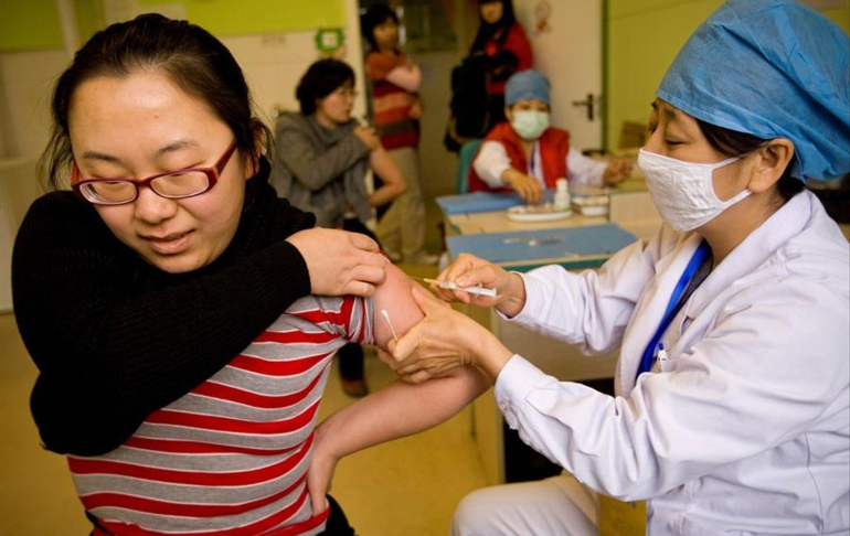 Portada: China planea reforzar sus vacunas contra el coronavirus con una dosis de Pfizer, según medios