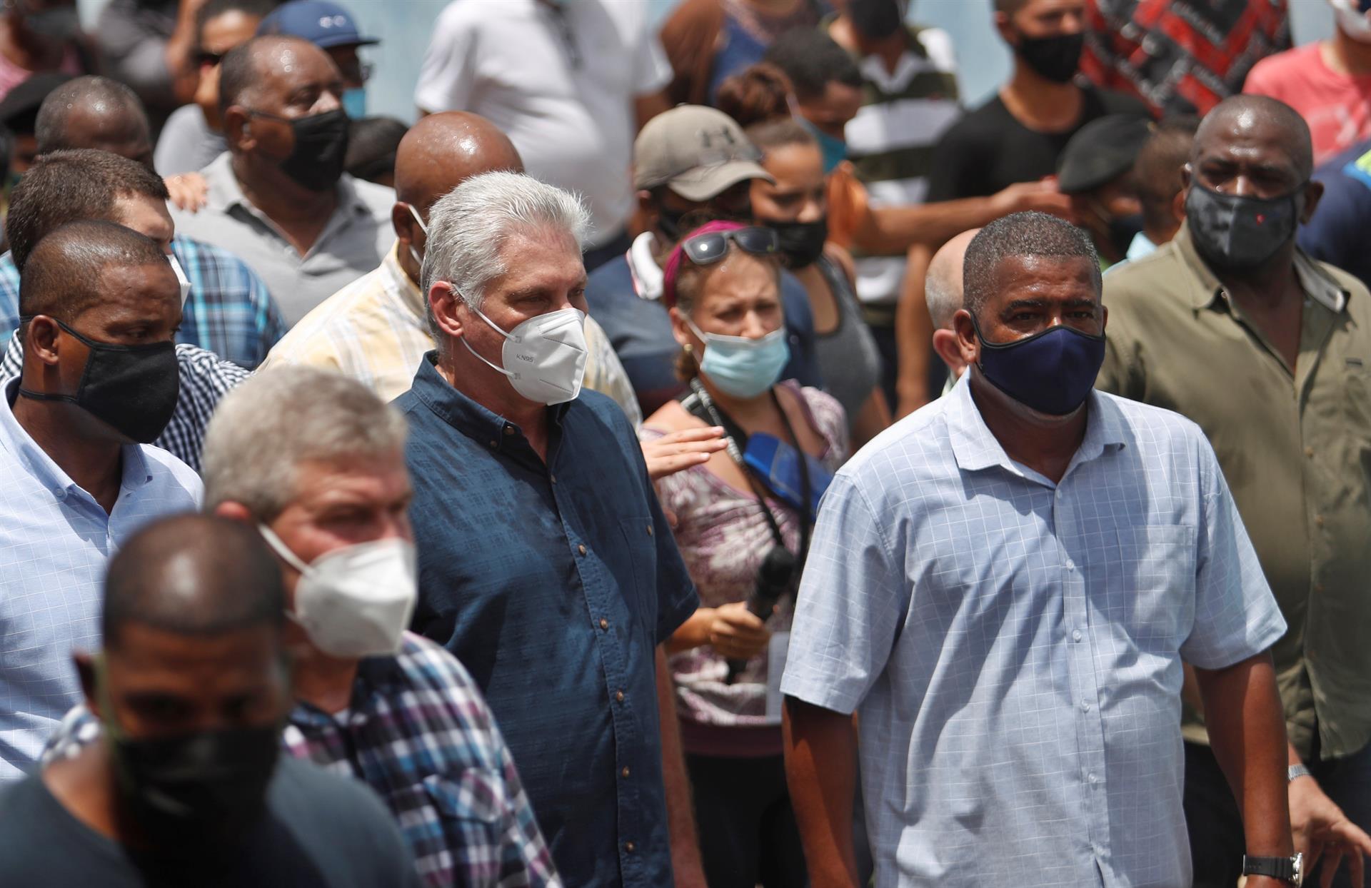 Portada: Cientos de cubanos salieron este domingo a las calles de La Habana al grito de "libertad"