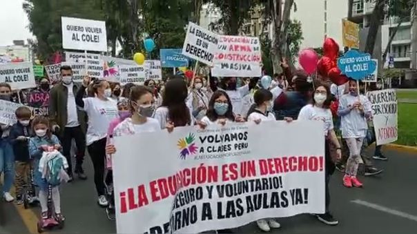 Colectivos de padres marcharon hacia el Minedu pidiendo retorno a clases semipresenciales