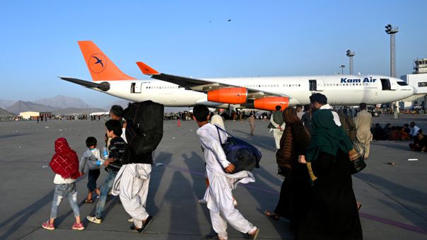 Pilotos de evacuación en Kabul relatan los riesgos que vivieron