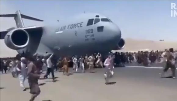 VIDEOS | Afganistán: Dos personas cayeron de un avión en su desesperado intento de huir de Kabul