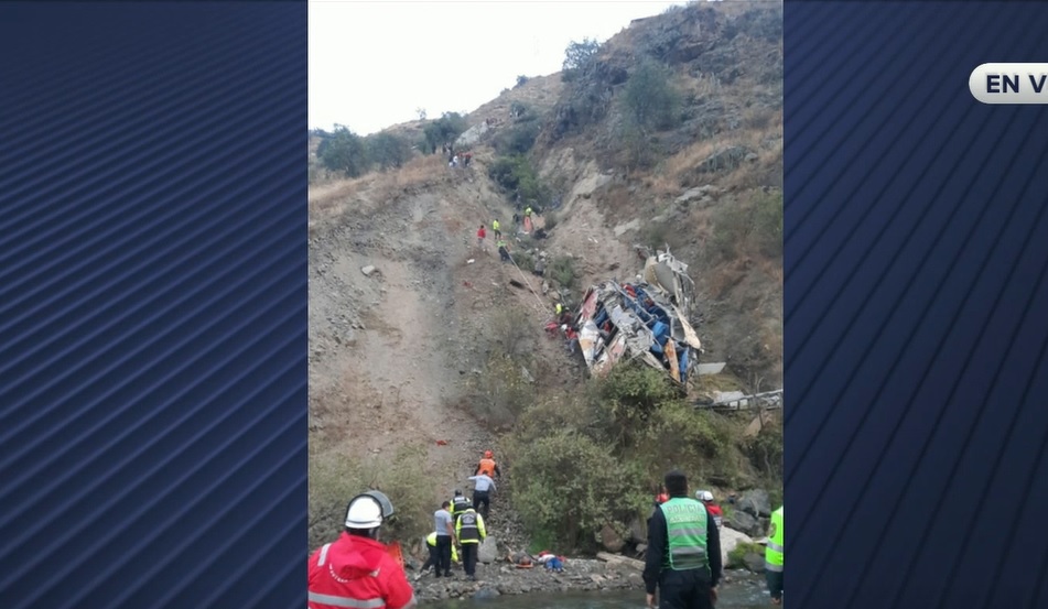 Bus interprovincial cae a barranco en la Carretera Central y deja al menos 17 muertos