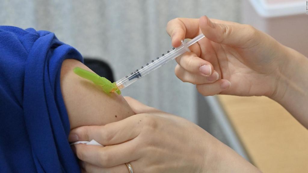 FDA concede su aprobación total a vacuna contra la COVID-19 de Pfizer