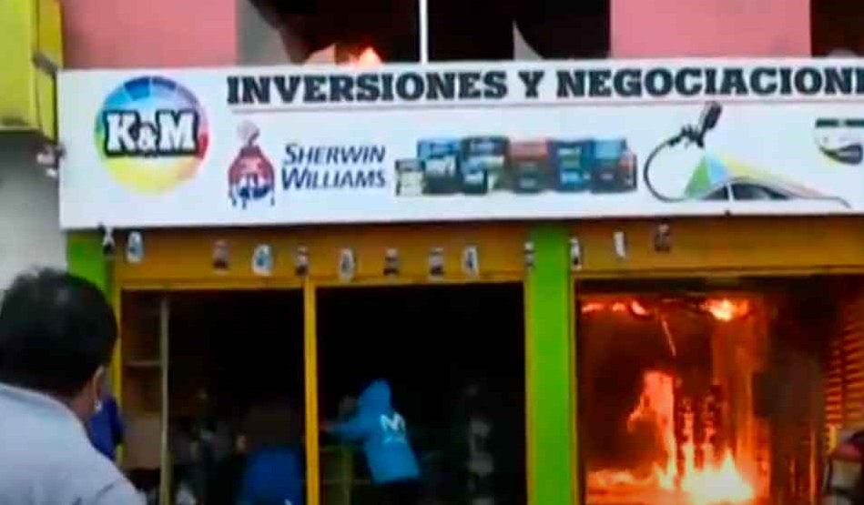 VES: Bomberos controlaron un incendio en depósito de pintura