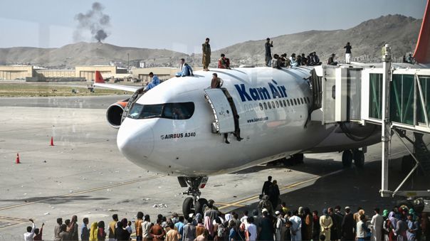 El Pentágono confirma una explosión fuera del aeropuerto de Kabul