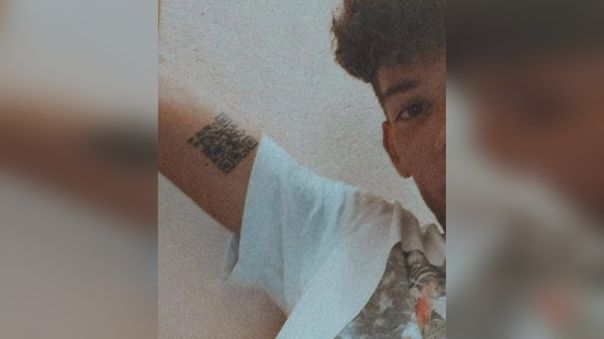 Un joven italiano se tatuó su pasaporte sanitario en el brazo