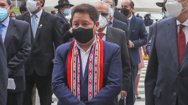 Guido Bellido recibió cuestionamientos de parte del Congreso por iniciar su discurso en quechua y aimara