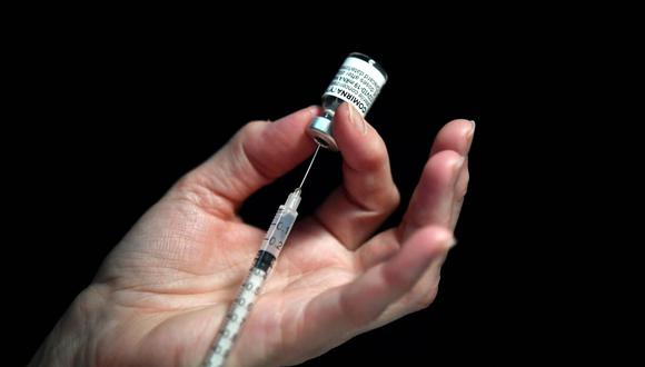 Portada: Chile inició vacunación con tercera dosis de AstraZeneca en los adultos mayores