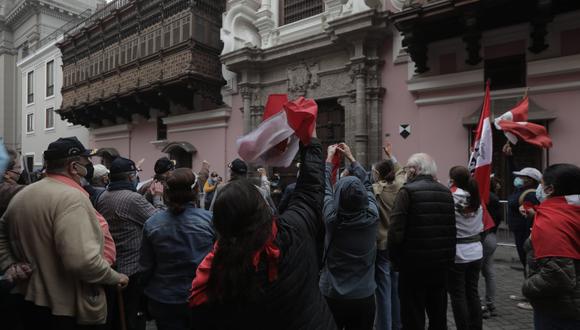 Portada: Ciudadanos realizaron plantón contra Héctor Béjar en la sede de la Cancillería