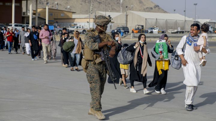 “Salven a mi bebé”: Las desgarradoras imágenes de afganos que entregan a sus hijos para que los saquen del país
