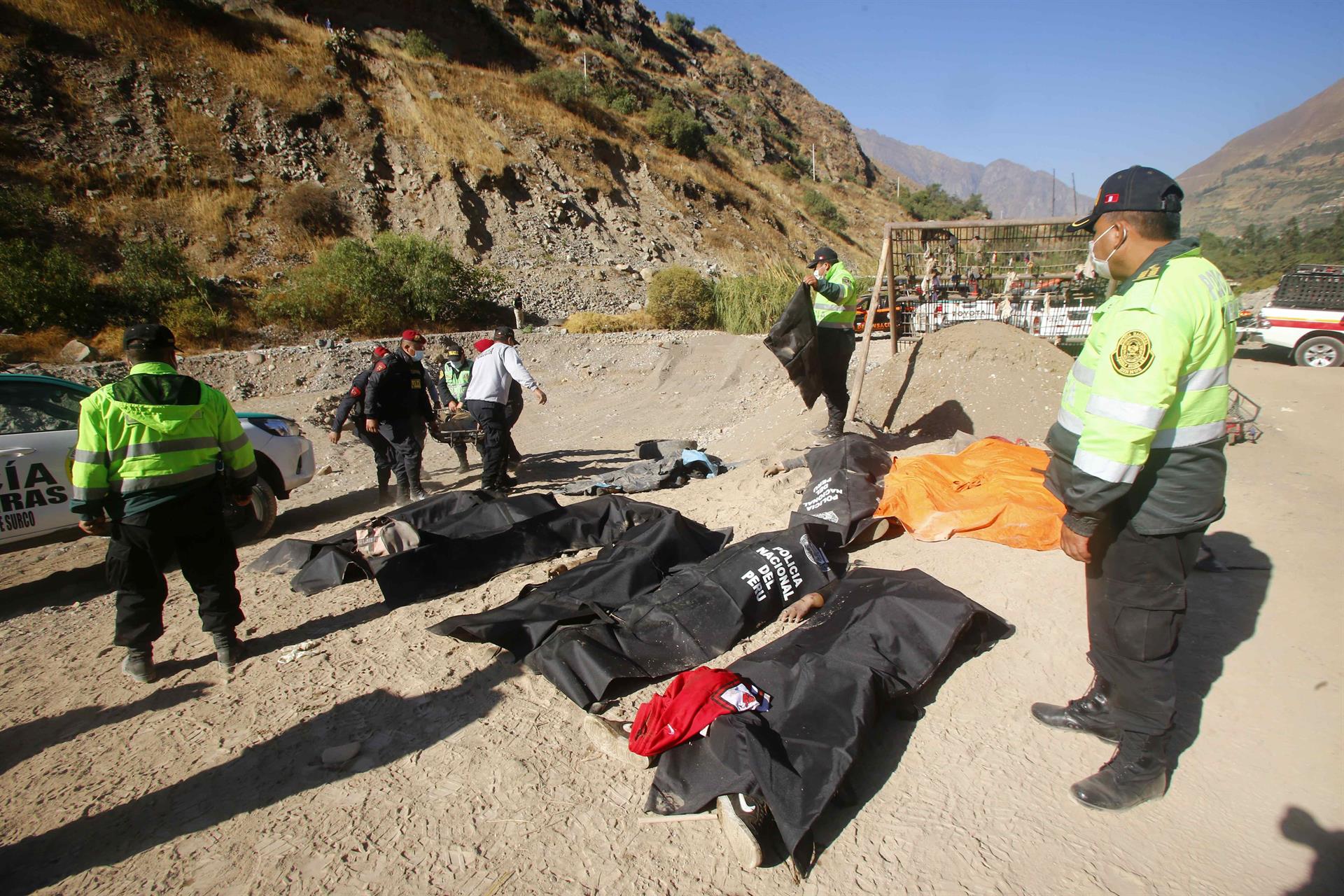 Portada: Aumenta a 32 el número de muertos tras despiste y vuelco de bus en la Carretera Central