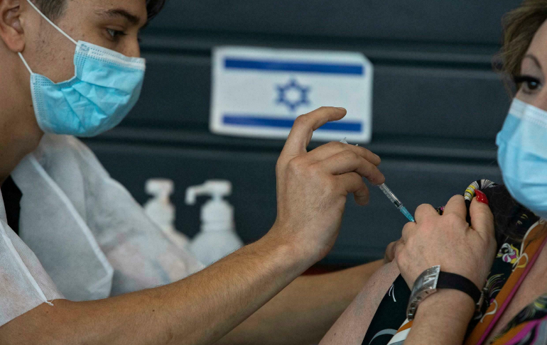 Portada: Israel aprueba la tercera dosis de la vacuna anticovid para toda su población apta