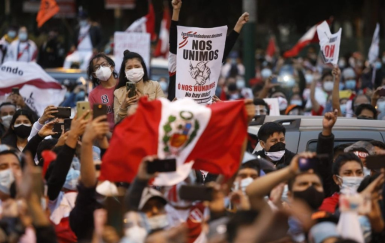 Portada: El 53 % de peruanos cree que la democracia está en peligro, según Ipsos