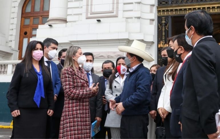 Presidenta del Congreso se vuelve viral tras presunto desplante a Pedro Castillo | VIDEO