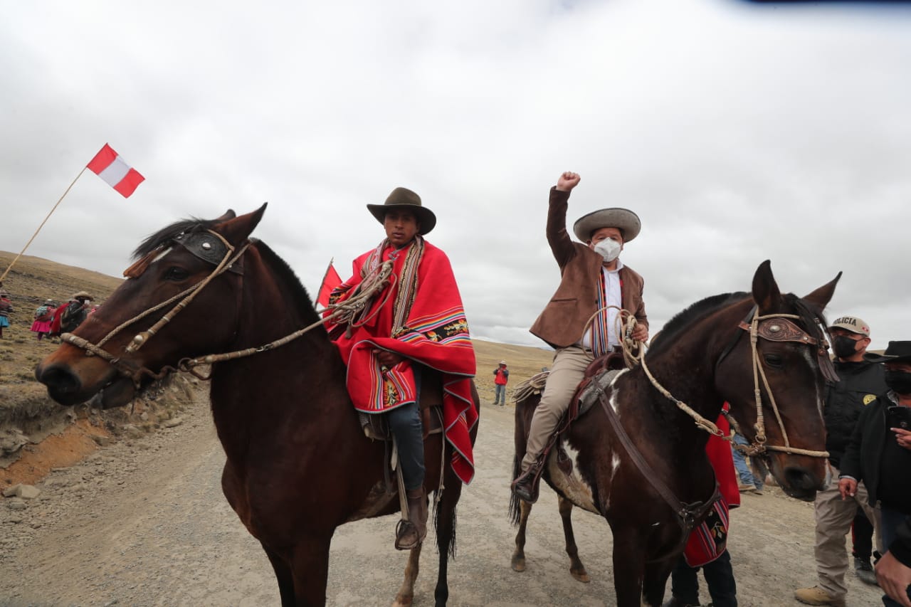 Portada: Guido Bellido usa guardia de ronderos en vez de resguardo policial a su llegada al Cusco