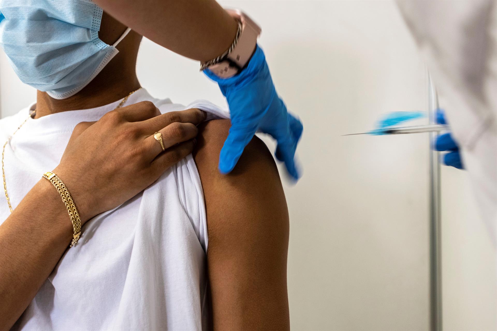 Portada: EE.UU. recomendará una dosis de refuerzo de la vacuna anticovid tras 8 meses de inmunización completa