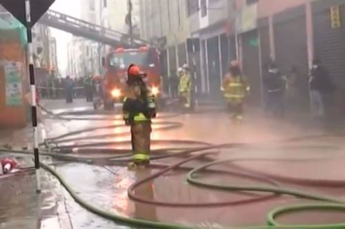 Portada: Cercado: Bomberos controlaron incendio cerca de galerías en jirón Cusco