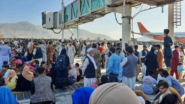 Portada: El aeropuerto de Kabul en Afganistán reanuda los vuelos nacionales