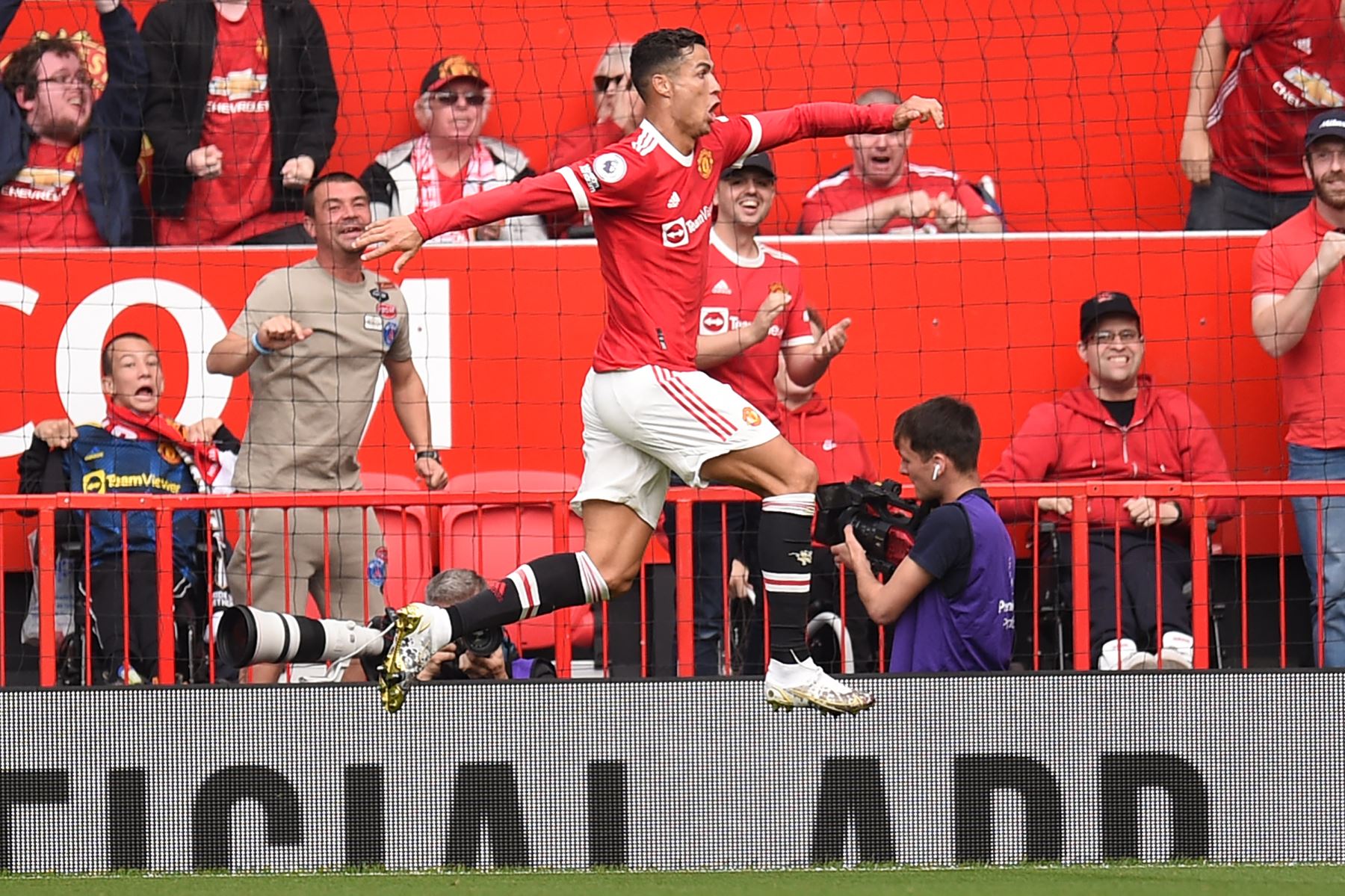 Portada: Cristiano Ronaldo marca un doblete a su regreso a Old Trafford