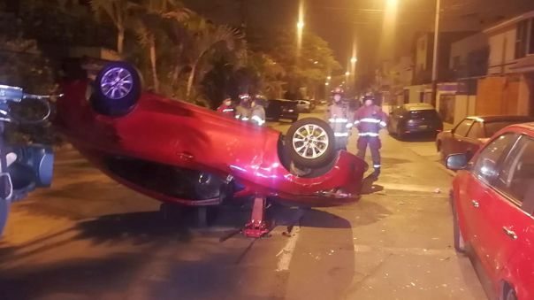 Dos personas se salvaron de morir en un aparatoso accidente de tránsito