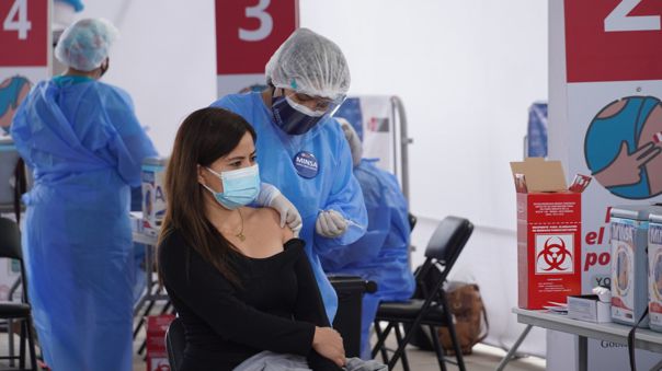 Ministerio de Salud inició hoy la vacunación contra la COVID-19 a personas de 27 años a más