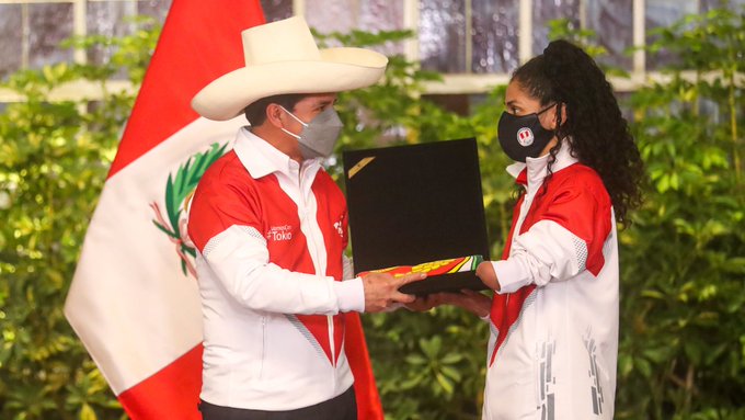 Pedro Castillo saluda a Angélica Espinoza por medalla de oro en los Juegos Tokio 2020