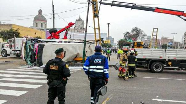 Al menos 12 heridos dejó un choque de buses de transporte público en La Victoria