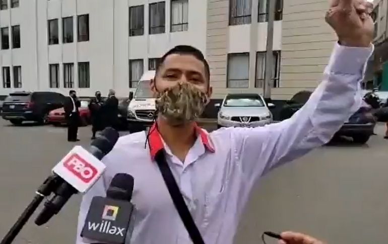 Congresista de Perú Libre pide a su asesor que responda por él a las preguntas de Willax | VIDEO