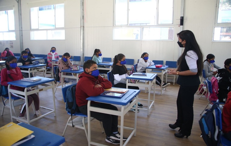 Al menos 3 mil instituciones educativas volverían a las clases semipresenciales a fin de año