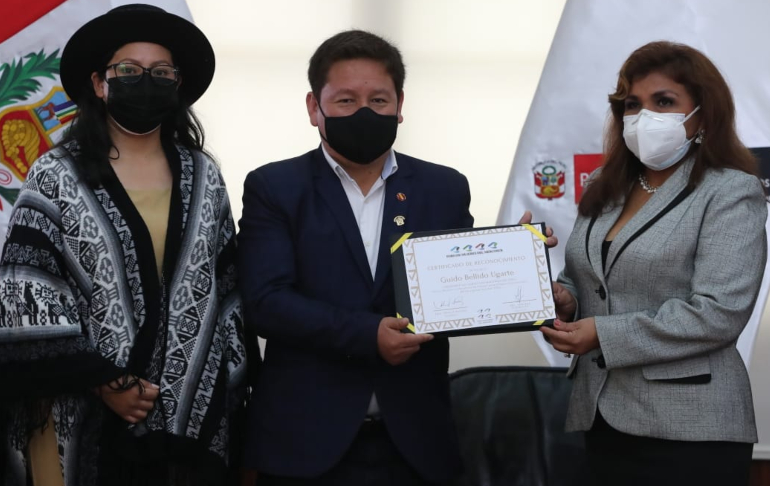 No es broma: Guido Bellido recibe condecoración del Foro de Mujeres del Mercosur