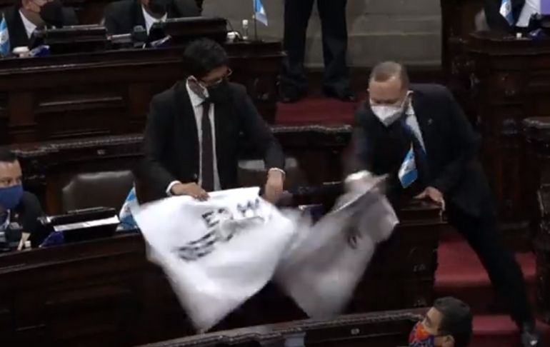 Portada: Guatemala: Diputados oficialistas arrebatan carteles de la oposición en el Congreso | VIDEO