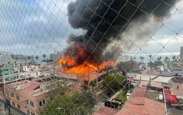 Barranco: un fuerte incendio se registra en el colegio Santa Rosa