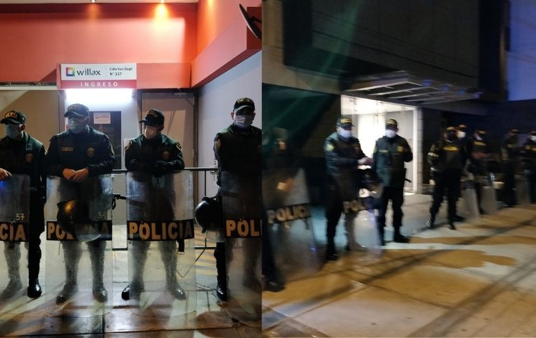 Presencia de efectivos policiales e integrantes de La Resistencia en el frontis de Willax TV