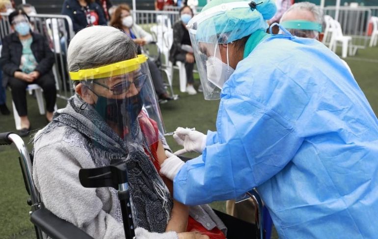 Aplicación de tercera dosis de refuerzo a personal de salud sería en la última semana de octubre