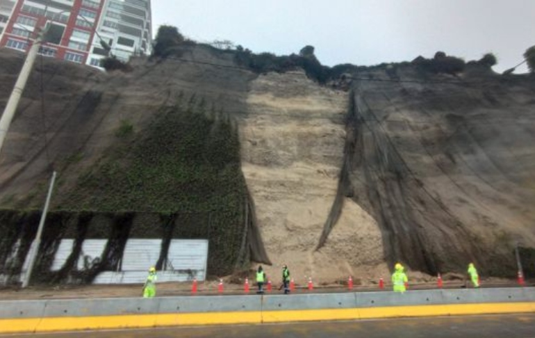 El deslizamiento de rocas y tierra en el acantilado de la Costa Verde provocó restricción vehicular