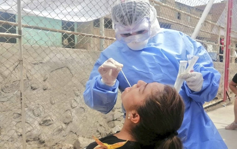 Tercera ola no empezaría al mismo tiempo en todo el país, según Colegio Médico