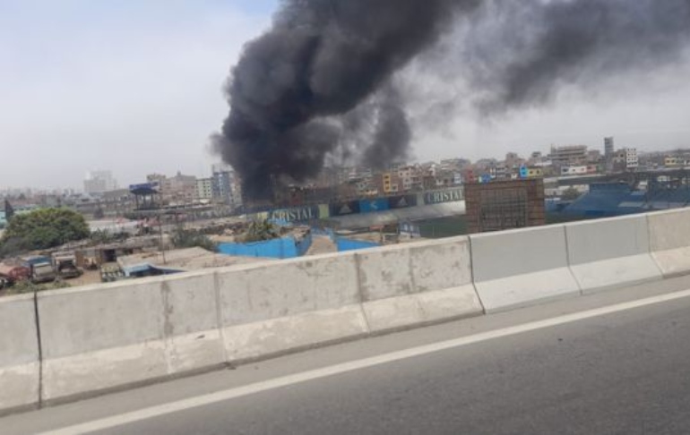 Portada: Incendio consume un depósito de material inflamable en el Cercado de Lima