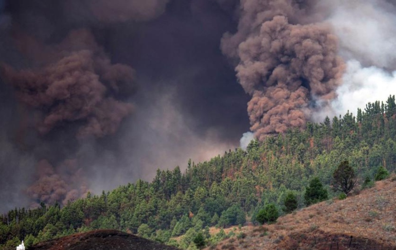 La lava del volcán Cumbre Vieja destruye casas y obliga a una masiva evacuación en Canarias