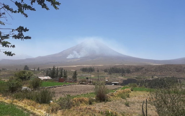 ¡Alerta en Arequipa! Incendio forestal se registra ahora en las faldas del volcán Misti