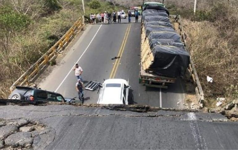 Ecuador: Derrumbe de puente deja tres heridos y tres vehículos atrapados