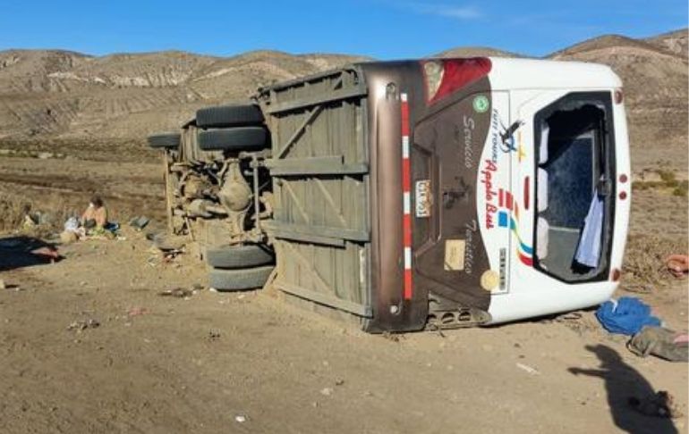 Portada: Arequipa: Siete personas fallecen tras despiste de bus en la carretera