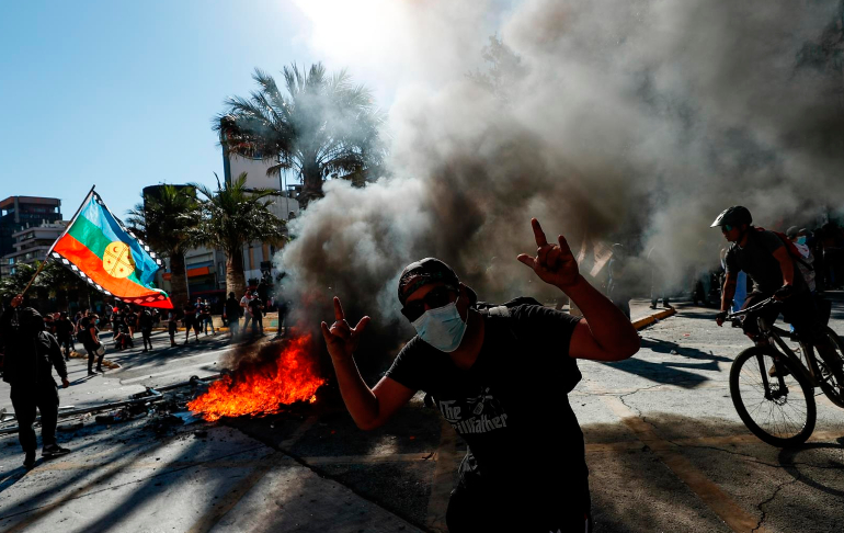 Portada: Chile inicia redacción de Constitución en medio de manifestación por celebración de violenta crisis social del 2019