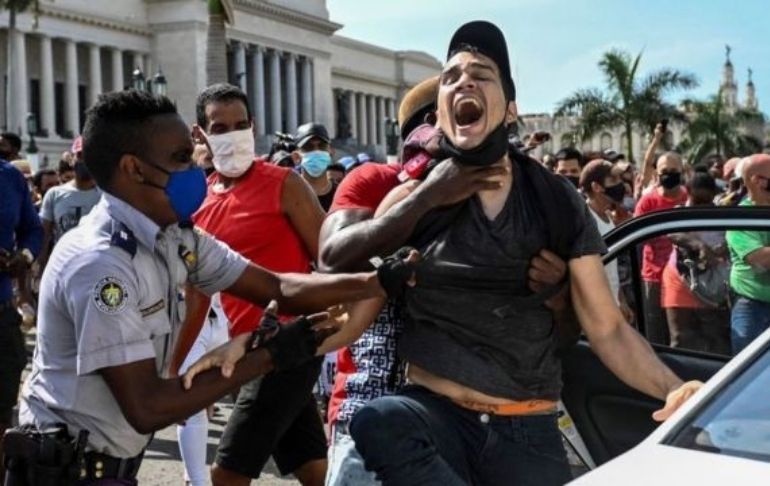 Cuba: Sentencian a 10 años de prisión a manifestante que rompió fotografía de Fidel Castro en público