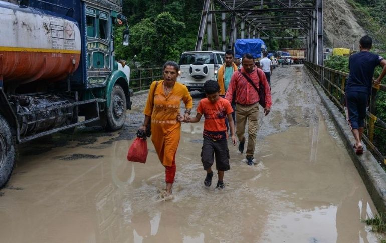 Fuertes inundaciones en la India y Nepal dejan más de cien fallecidos