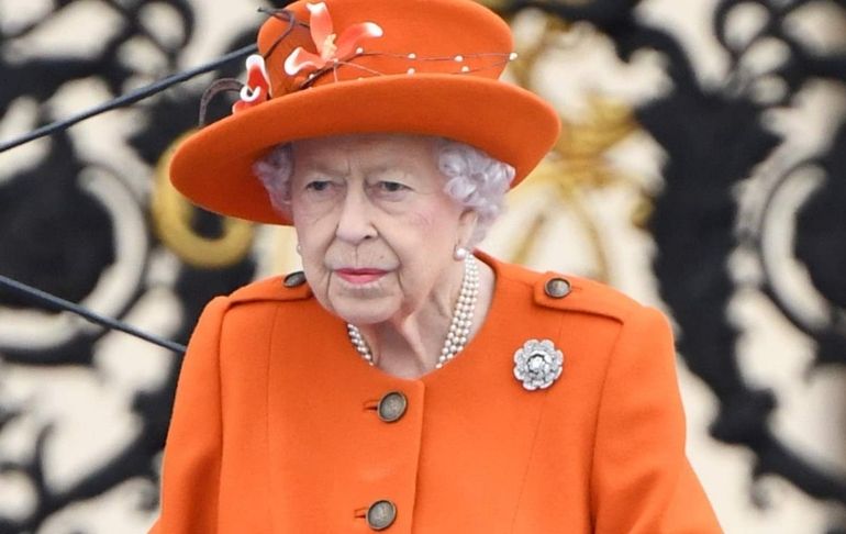 Portada: La reina Isabel II rechaza el premio “Anciana del año” porque no se siente vieja