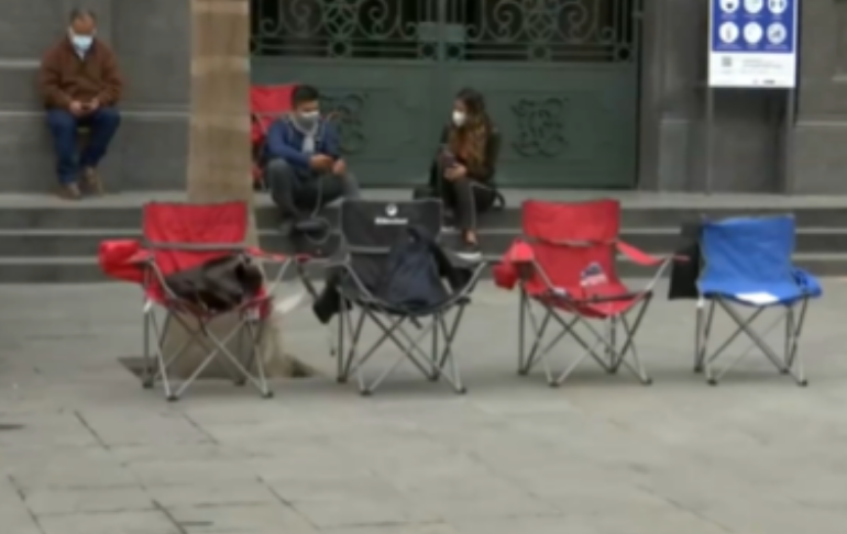 Periodistas improvisan sala de prensa al no poder ingresar a Palacio de Gobierno